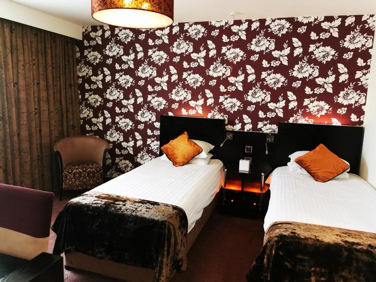 The Bluebell Hotel Neath Ngoại thất bức ảnh